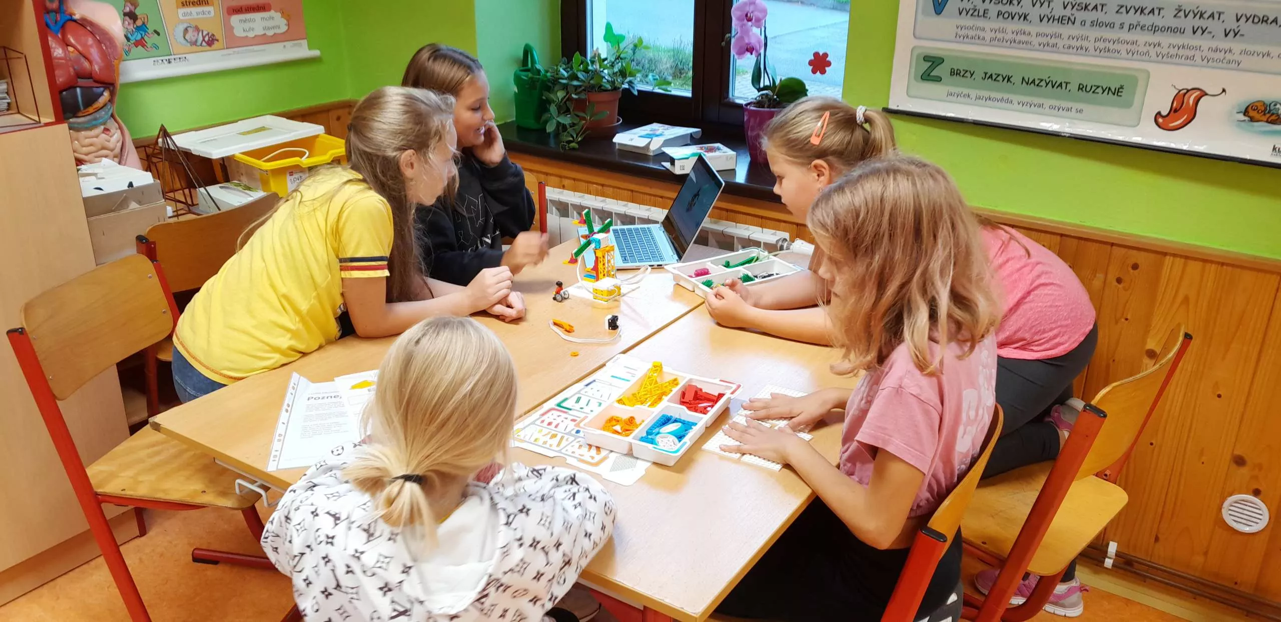 Žáci programují projekt lego education.