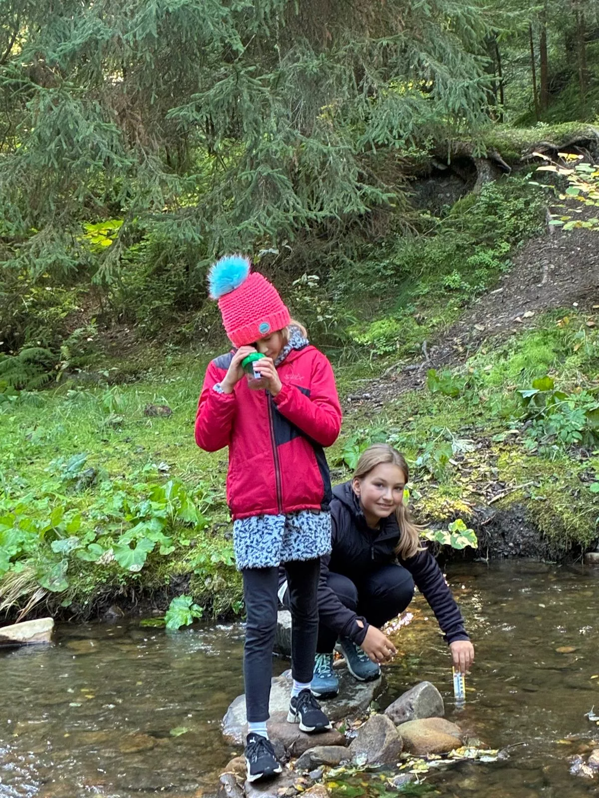 Žáci zkoumají potoční vodu